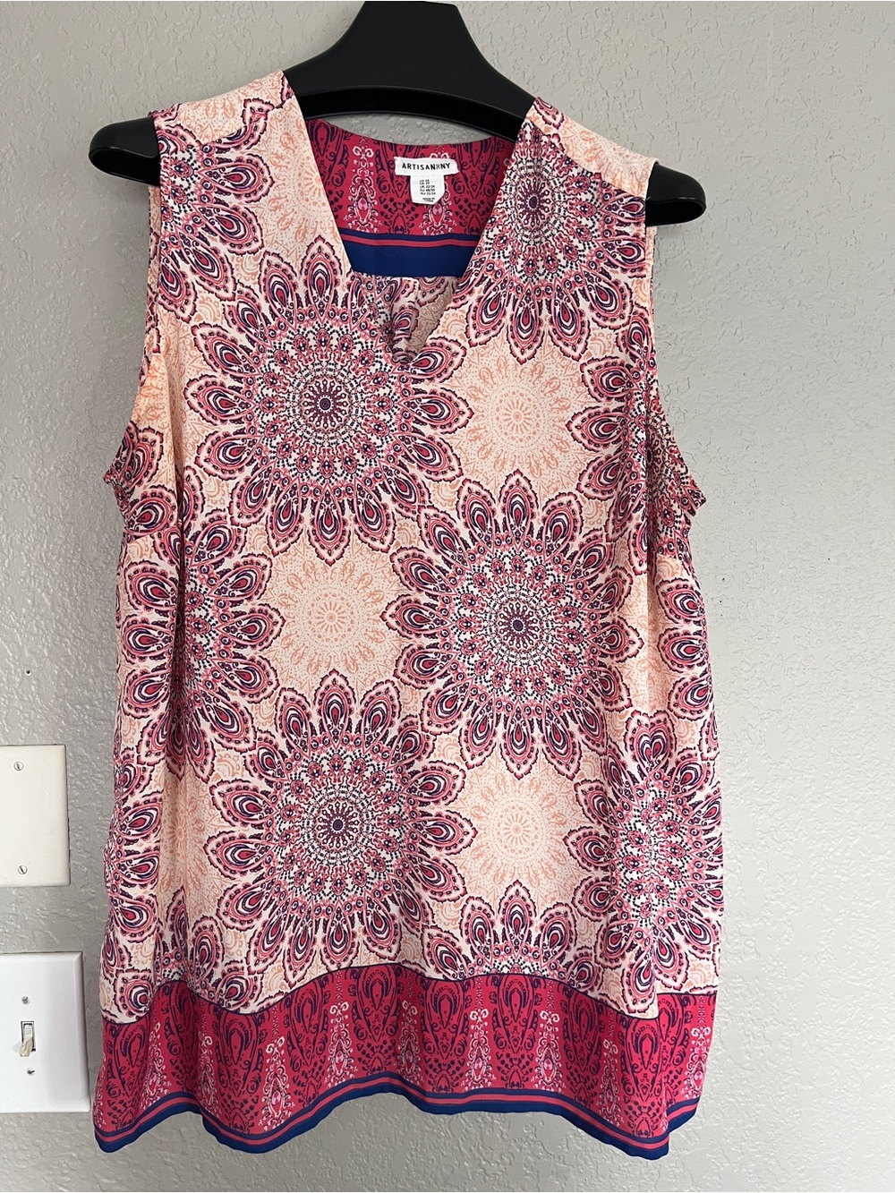 Artisan NY Pink and Cream Medallion Print V-Neck Sleeveless Top